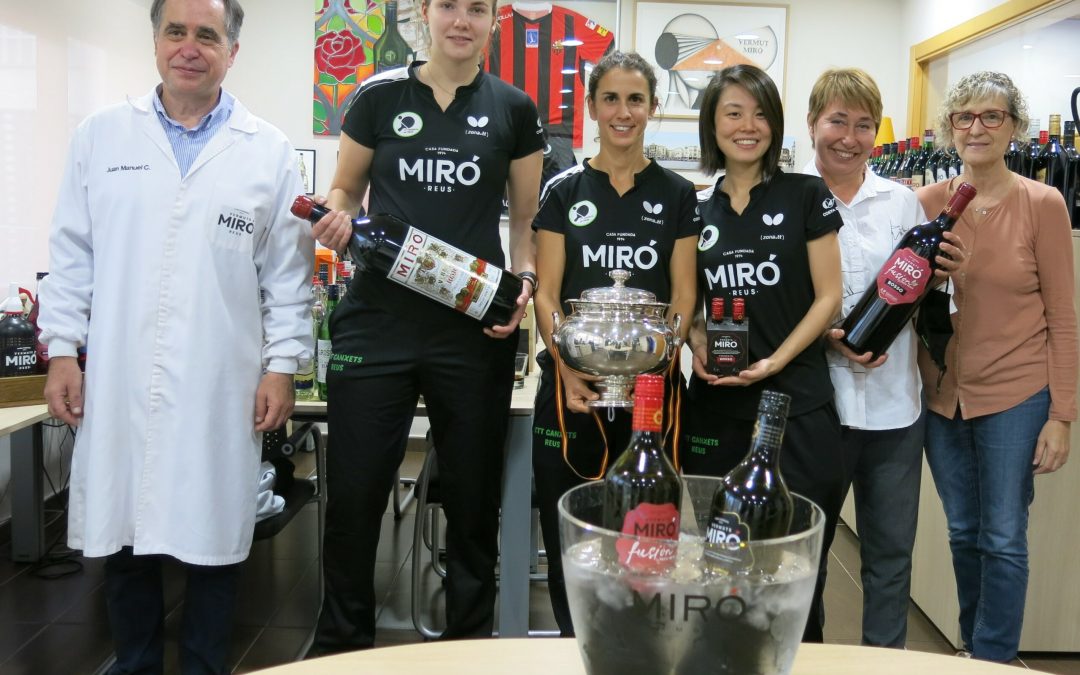 Vermuts Miró rep a les guanyadores de la Copa de la Reina de tennis taula