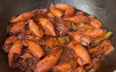 Calamarcitos guisados al Vermouth Miró con alcachofas y cebolla dulce