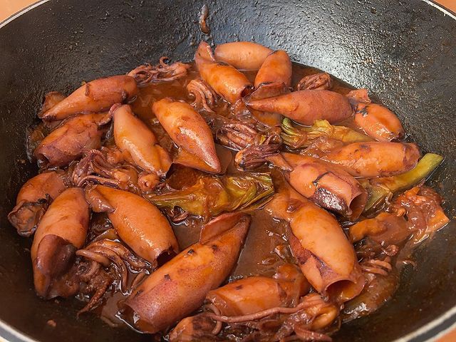 Calamarcitos guisados al Miró Vermouth con alcachofas y cebolla dulce